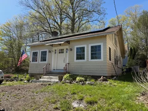 29 Lakeside Rd, Hewitt, NJ 07421