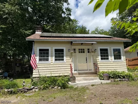 29 Lakeside Rd, Hewitt, NJ 07421