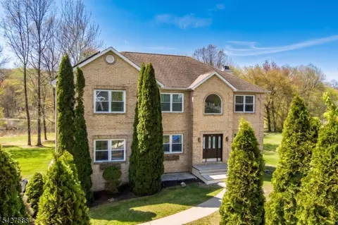 26 Swan Ln, Lake Hopatcong, NJ 07849