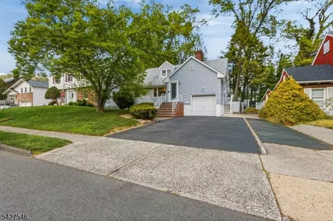 555 Riverside Dr, Elizabeth City, NJ 07208