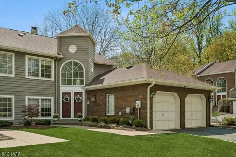 1 Beekman Hill Rd, Caldwell, NJ 07006