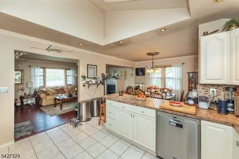 Entry Way - 10 Evers Ct, Wayne, NJ 07470 photo 2 of 2