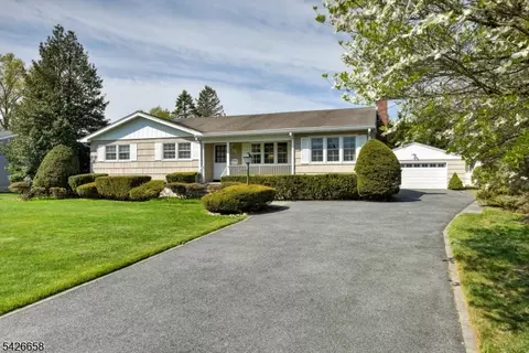 35 Payson Rd, Pequannock Twp, NJ 07440