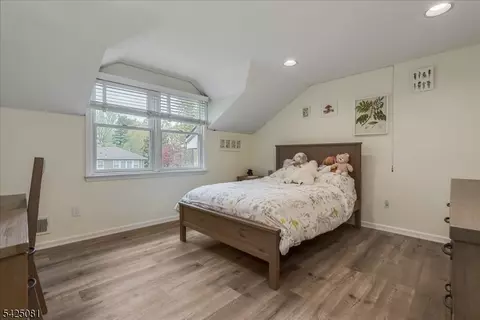 Bedroom - 71 Tree Top Dr, Springfield, NJ 07081 photo 4 of 4