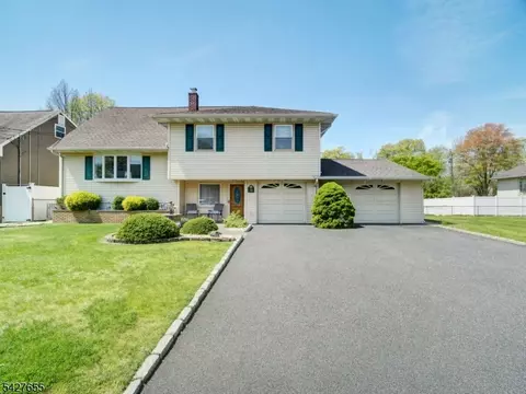 26 Epping Dr, Kenilworth, NJ 07033