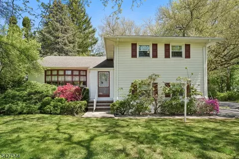 66 Warwick Cir, Springfield, NJ 07081