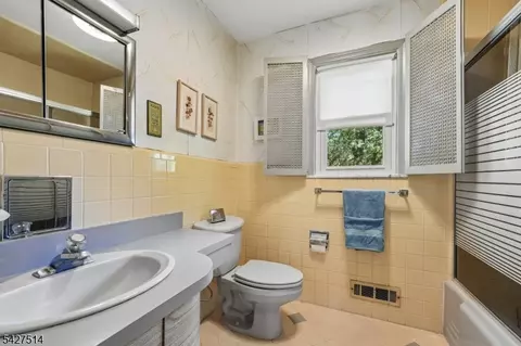 Bath - 66 Warwick Cir, Springfield, NJ 07081 photo 1 of 1