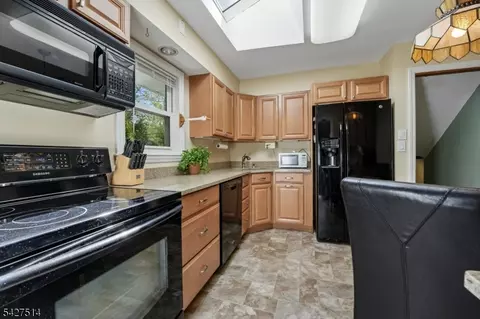 Kitchen - 66 Warwick Cir, Springfield, NJ 07081 photo 1 of 2