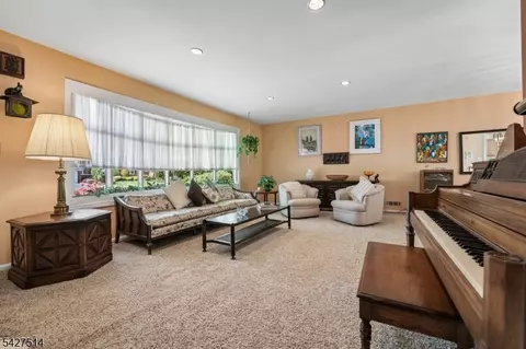 Living - 66 Warwick Cir, Springfield, NJ 07081 photo 1 of 1
