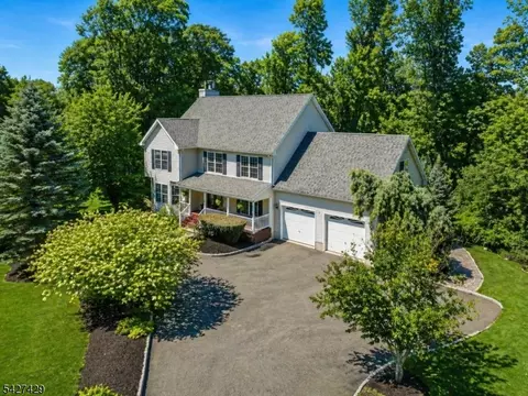 2 Log Rd, Lake Hopatcong, NJ 07849