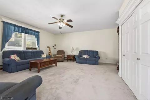 126 Jay Pl, Middlesex, NJ 08846 photo 8