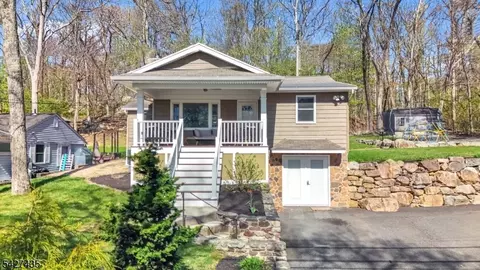 1 Pathfinder Trl, Wharton, NJ 07885