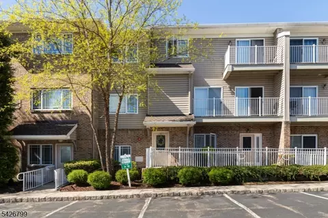 43 Manchester Ct, Kinnelon, NJ 07405