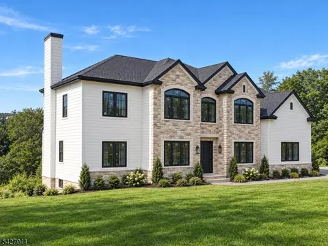 6 Exeter Ln, Hamburg, NJ 07419