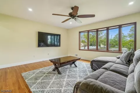 2 Marc Ct, Edison, NJ 08820 photo 4