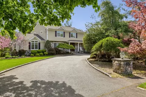 65 Rockledge Dr, Livingston, NJ 07039