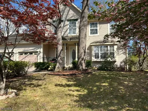 3 Bent Ct, Sicklerville, NJ 08081