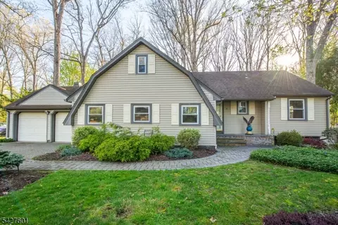 16 E Circuit Dr, Succasunna, NJ 07876
