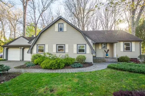 16 E Circuit Dr, Succasunna, NJ 07876