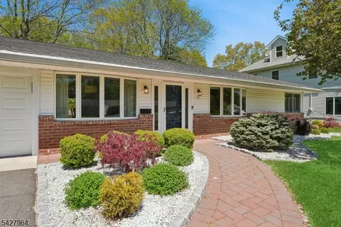 17 Tyndall Rd, Kendall Park, NJ 08824