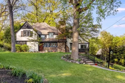 5 Fairview Ter, Maplewood, NJ 07040