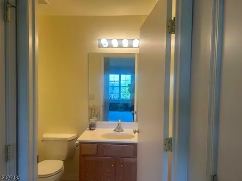 832 Honeybrook Cir, Stewartsville, NJ 08886