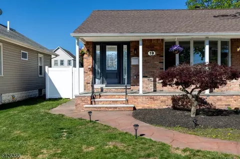 19 4th St, Pequannock Twp, NJ 07440
