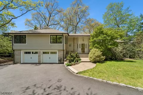 29 Knob Hill Dr, Summit, NJ 07901