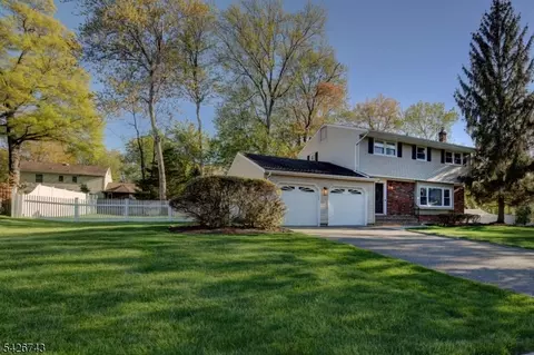 25 Debbie Ct, Wayne, NJ 07470 photo 2