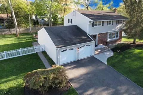 25 Debbie Ct, Wayne, NJ 07470