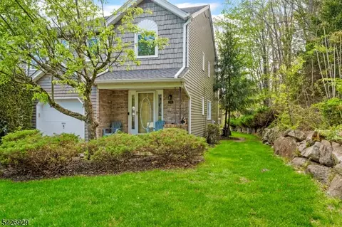 94 Edgefield Dr, Morris Plains, NJ 07950