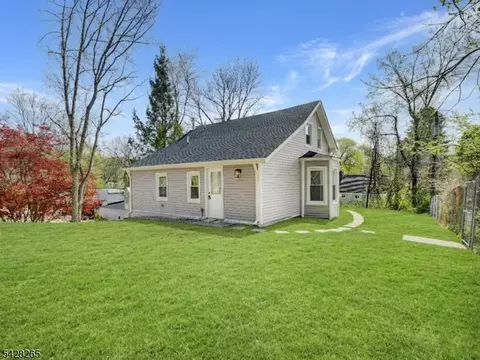 4 Emmans Rd, Roxbury Twp, NJ 07852