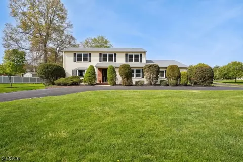 17 Fox Run Dr, East Hanover, NJ 07936