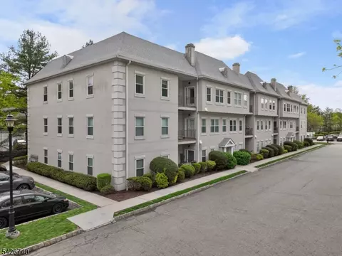 919 Burgundy Way #919, Wayne, NJ 07470