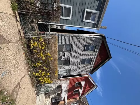 623 S 18th St, Newark, NJ 07103