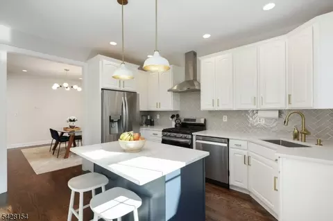 10 Loft Dr, Martinsville, NJ 08836