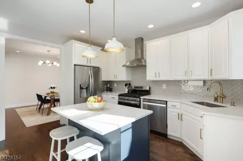 10 Loft Dr, Martinsville, NJ 08836