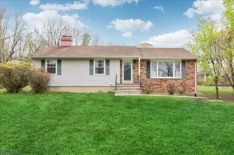 9 Symonds Ln, Glen Gardner, NJ 08826