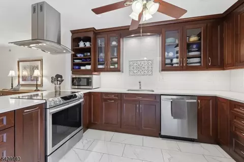 240 Mountain View Dr, Mahwah, NJ 07430
