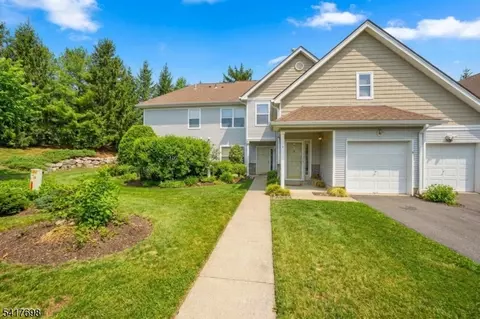 4 Eagles Nest Ln, Hamburg, NJ 07419