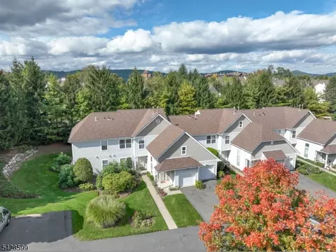 4 Eagles Nest Ln, Hamburg, NJ 07419