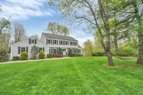 5 Fieldstone Dr, Long Valley, NJ 07853