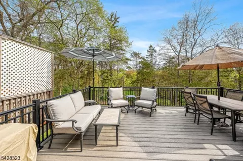 8 Delaware Ln, Somerville, NJ 08876