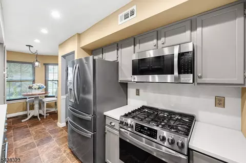 8 Delaware Ln, Somerville, NJ 08876