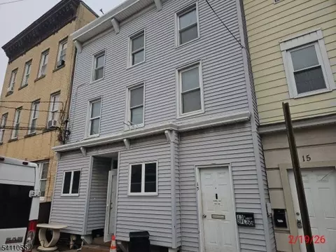 13 Cottage St, Bayonne, NJ 07002