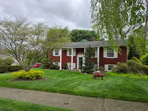 3 Perrelli Ln, Oak Ridge, NJ 07438