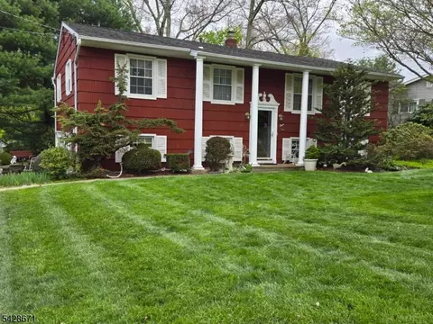 3 Perrelli Ln, Oak Ridge, NJ 07438