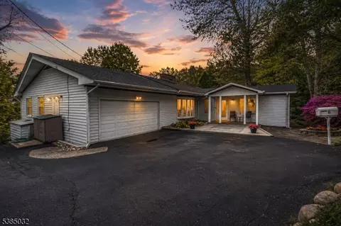 6 Seabert Ln, Kinnelon, NJ 07405