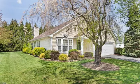 20 Ascot Dr, Belvidere, NJ 07823