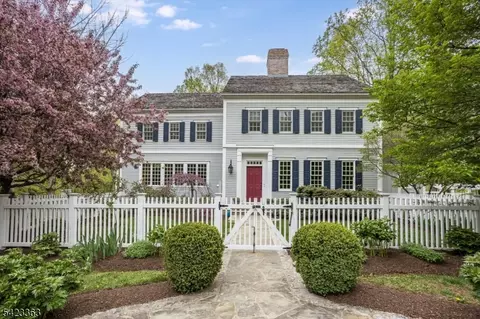 12 Red Oak Row, Chester, NJ 07930